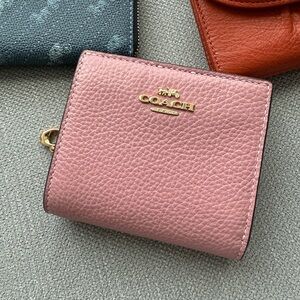 Coach Snap Card Wallet In Pink Pebbled Leather